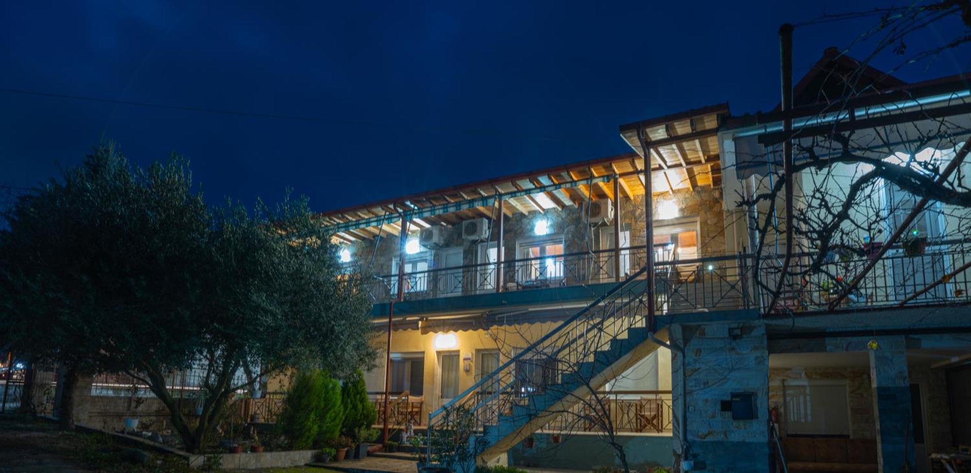 Guesthouse Adonis Káto Loutrákion Buitenkant foto